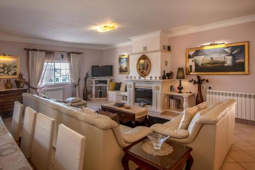 uma sala de estar com um sofá e uma lareira em Al Meida Guesthouse em Albufeira