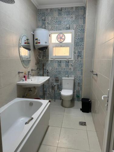 ObourにあるAl obour cityの浴槽、洗面台、トイレを備えたバスルーム