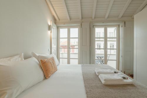 ポルトにあるDeluxe Duplex by Hostyの白いベッドルーム(大型ベッド1台、白い枕付)