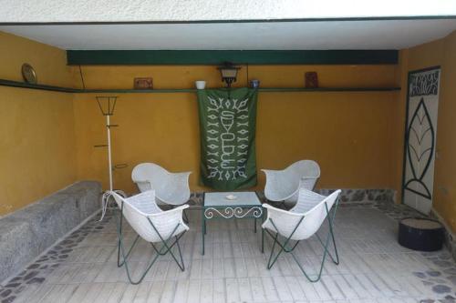 eine Gruppe Stühle und ein Tisch auf einer Terrasse in der Unterkunft SUYOLUCE, su chalet en la Sierra in El Escorial