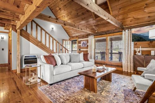 Χώρος καθιστικού στο Hidden Star Hideaway-Blackberry Farm-Smoky Mtn Nat Park-Hot Tub- Fire Pit- Fenced Yard- Pet Friendly