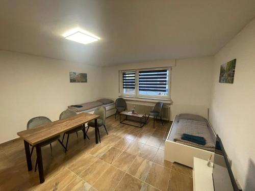 ein Wohnzimmer mit einem Sofa und einem Tisch in der Unterkunft estrella24 LIVING ROOMS Amsterdam in Castrop-Rauxel