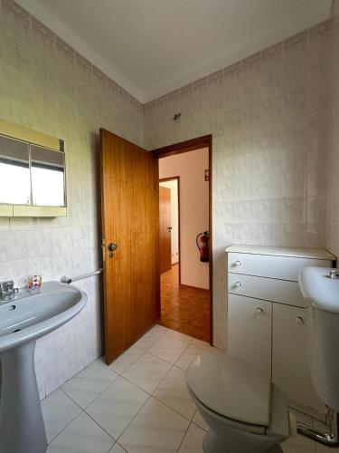 bagno con servizi igienici, lavandino e porta di Villa Facho ad Alvor