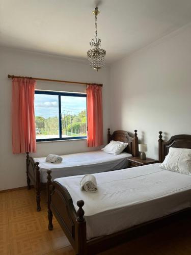una camera da letto con due letti e una finestra di Villa Facho ad Alvor