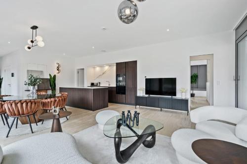 Elegant 2BR with Balcony in Ville Haute Center