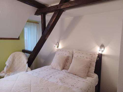 Un dormitorio con una cama blanca con dos almohadas. en Luxus Ferienhaus Janina, en Zell an der Mosel
