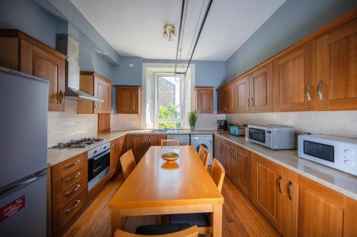 Een keuken of kitchenette bij Spacious Edinburgh Retreat by the Meadows!