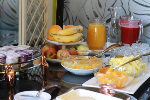 a table topped with bowls of fruit and juice at HOTEL ALONSO DE ERCILLA in Concepción