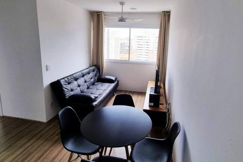 a living room with a couch and chairs and a table at Ap10 Prático, confortável com wifi, piscina, rooftoop e academia em frente ao Metrô in Sao Paulo