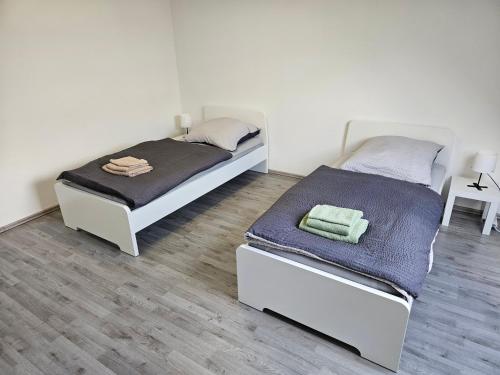 two beds in a white room with at An der Dorfeiche in Hamm