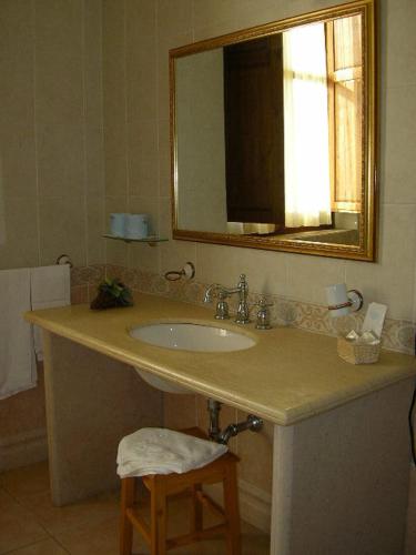 a bathroom with a sink and a mirror at Tavernola - Locanda Di Campagna in Battipaglia