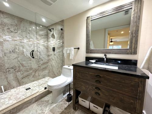La salle de bains est pourvue de toilettes, d'un lavabo et d'une douche. dans l'établissement Seagrape 303, à Fort Myers Beach
