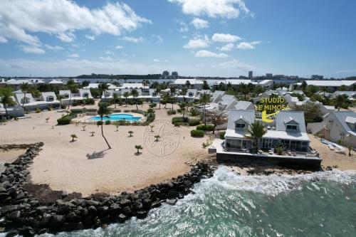 uma vista aérea da praia num resort em Evasion romantique - Studio les pieds dans l'eau em São Martinho
