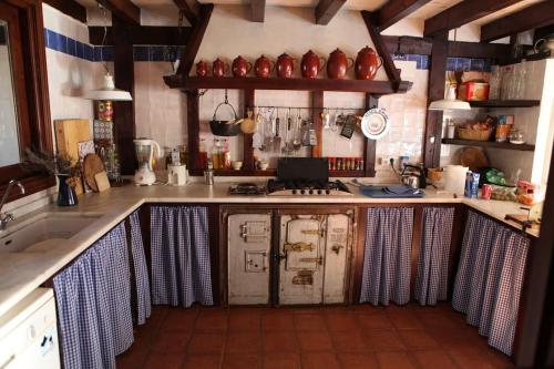 a kitchen with a stove and a counter top at La Casa de las Pajaritas in Pasarón