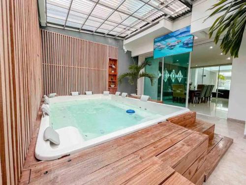 une grande baignoire jacuzzi dans une chambre dans l'établissement Casa VIP en Cartagena cerca a la playa, à Carthagène des Indes