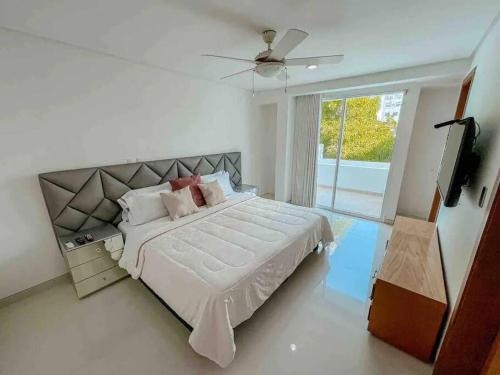 1 dormitorio con cama grande y ventana grande en Casa VIP en Cartagena cerca a la playa, en Cartagena de Indias