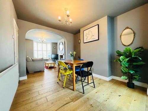 ein Esszimmer mit Tisch und Stühlen in der Unterkunft Luna Cottage - Grove Road Cottages in Stratford-upon-Avon