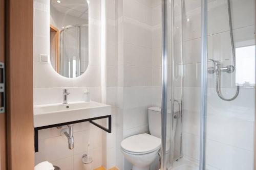 Ένα μπάνιο στο Sapphire Hotel Room Poznan
