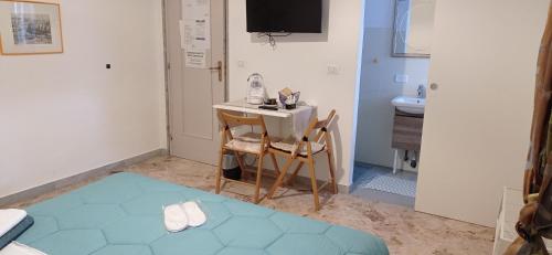 a room with a bed and a table and a chair at CasaRA in Bari