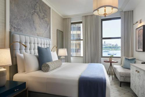 ein Hotelzimmer mit einem großen Bett und einem Fenster in der Unterkunft The Wall Street Hotel New York City in New York