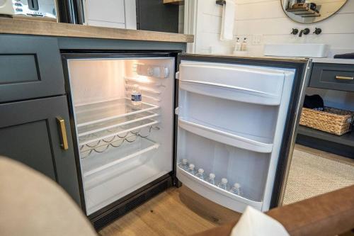 Dapur atau dapur kecil di Glamping cottage with glass front and hot tub!