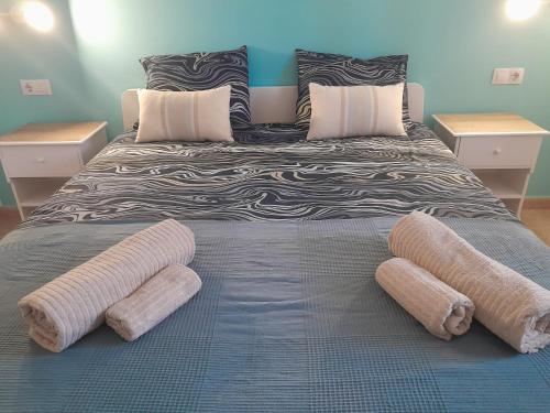 un grande letto con due grandi cuscini sopra di Casa Damar a Corralejo