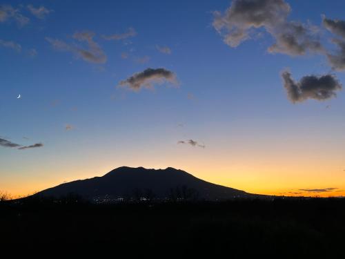 a silhouette of a mountain at sunset at La casa dei Coloni in Nola