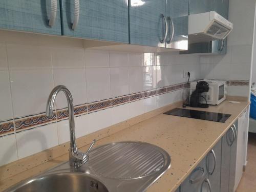 una cucina con lavandino e piano di lavoro di Casa Damar a Corralejo