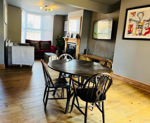 Foto sihtkohas Stratford-upon-Avon asuva majutusasutuse Bodhi Tree Cottage - Grove Road Cottages galeriist