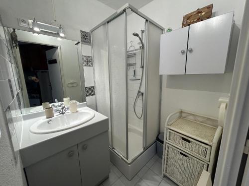 une salle de bain avec un lavabo et une douche dans l'établissement Plage et pinède à 50m de la mer, à Sète