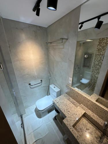 Pousada Baixa Verde في تريونفو: حمام مع مرحاض ومغسلة ودش