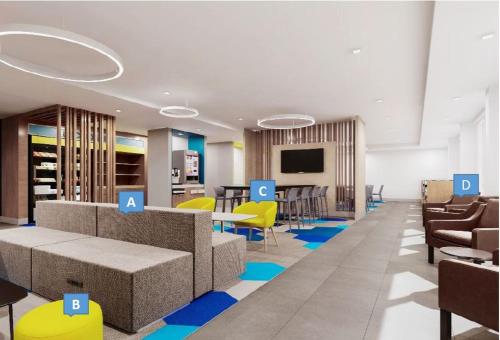 hol z poczekalnią z krzesłami i stołami w obiekcie Microtel Inn & Suites by Wyndham Rapid City w mieście Rapid City