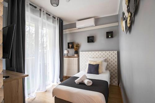 une chambre avec un lit avec deux serviettes dessus dans l'établissement Le Berthelot Saint Roch Appart City Gare, à Montpellier