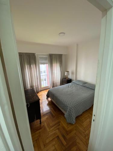 1 dormitorio con 1 cama y suelo de madera en Check and Home - Gascón - 4 huéspedes al frente en el centro en Mar del Plata