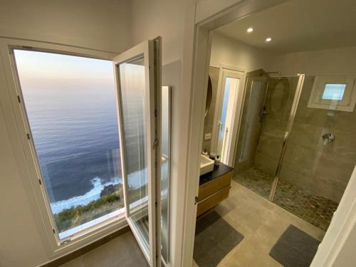 baño con ducha y vistas al océano en Casa Anna en Santa Úrsula