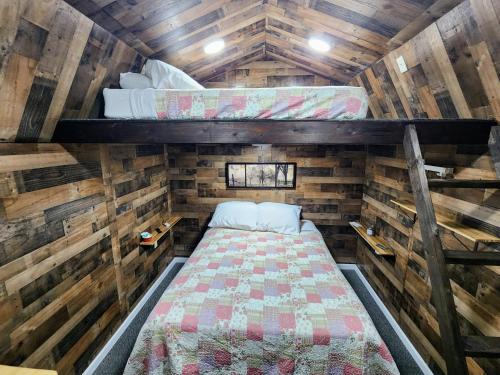 - une chambre avec 2 lits superposés dans une cabine dans l'établissement Genas's Sierra Inn & Restaurant, à Dunlap