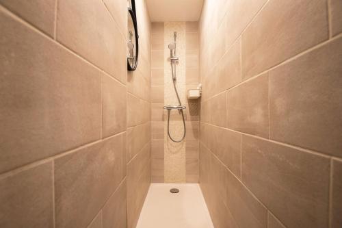 ein Bad mit einer Dusche und einem WC. in der Unterkunft Le Berthelot Saint Roch Appart City Gare in Montpellier