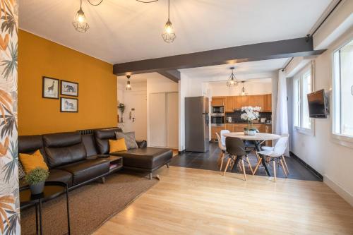 un salon avec un canapé et une table dans l'établissement Le Berthelot Saint Roch Appart City Gare, à Montpellier