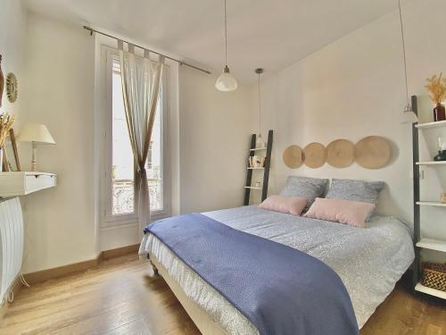 a bedroom with a bed with pink and blue sheets at CASA BLUE sur une jolie place proche du vieux port by LaConciergerie13 in La Ciotat