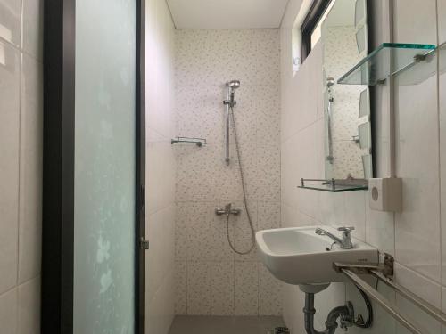 a bathroom with a sink and a shower at Cozy Palm Villa in Jimbaran