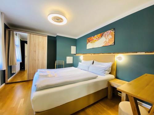 ein Schlafzimmer mit einem großen weißen Bett in einem Zimmer in der Unterkunft Amaroo - Apartments Potsdam “Brandenburger Tor” in Potsdam