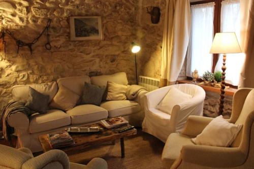 a living room with a couch and two chairs at Casa Valle del Lozoya in Rascafría