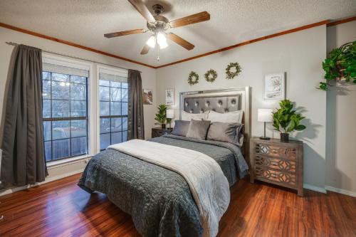 um quarto com uma cama e uma ventoinha de tecto em Cozy Texas Vacation Rental Near Lewisville Lake! em Lake Dallas