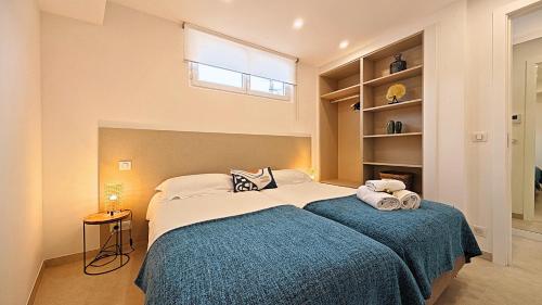 ein Schlafzimmer mit einem großen Bett und einer blauen Decke in der Unterkunft Viva Riviera Brand New Top Floor close Croisette in Cannes