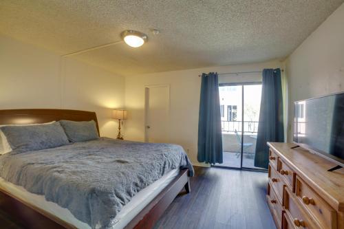 Schlafzimmer mit einem Bett und einem Flachbild-TV in der Unterkunft Long Beach Condo with Pool Access, 1 Mi to Downtown! in Long Beach