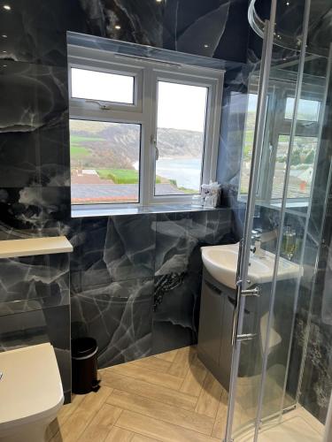Ein Badezimmer in der Unterkunft The Pines Hotel