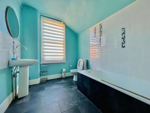 ein Badezimmer mit Badewanne, Waschbecken und Toilette in der Unterkunft Edwards Cottage - Grove Road Cottages in Stratford-upon-Avon