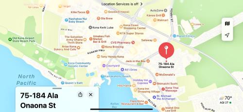 um mapa com um marcador vermelho nele em Mailan Hale Hostel em Kailua-Kona