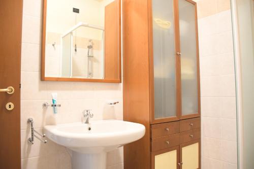 baño con lavabo y botiquín en Simona's Home en Desenzano del Garda