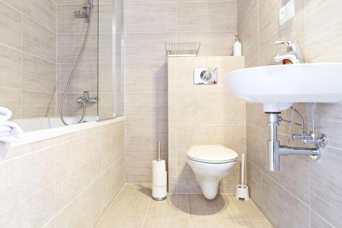 W łazience znajduje się toaleta, umywalka i prysznic. w obiekcie Smolna Apartments by Your Freedom w Warszawie